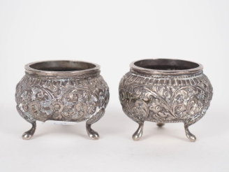 Vente aux enchères Paire de salerons tripodes en argent 800, poinçon cygne, à décor au re