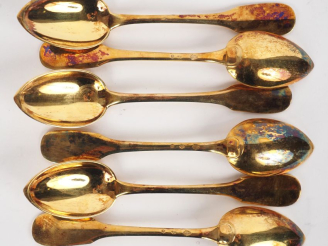 Vente aux enchères Suite de six petites cuillères à café en argent doré 800, poinçon crab