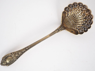 Vente aux enchères Cuillère à saupoudrer en argent doré, à décor de coquille et cartouche