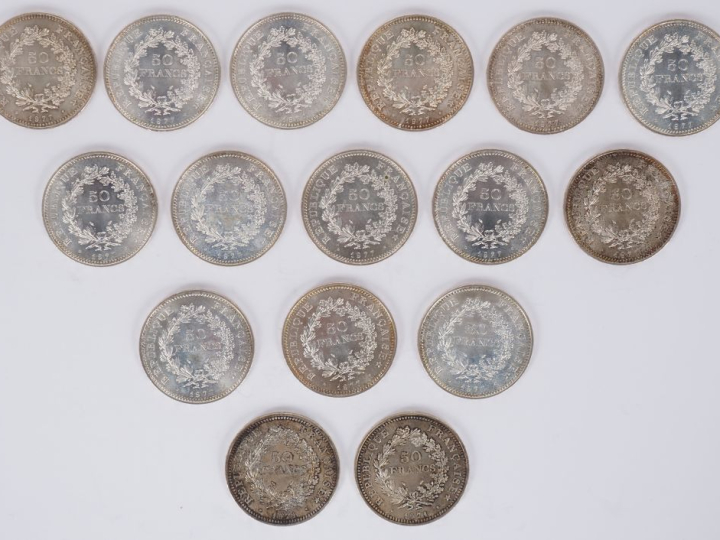 Ensemble comprenant :  - quatorze pièces de 50 Francs en argent, 1977.