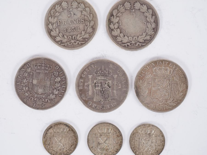 Ensemble comprenant :  - deux pièces de 5 Francs en argent, 1838-A pou