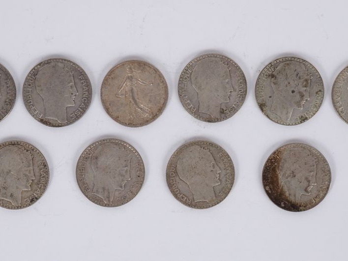Ensemble comprenant :  - dix pièces de 10 Francs en argent, 1929, 1930