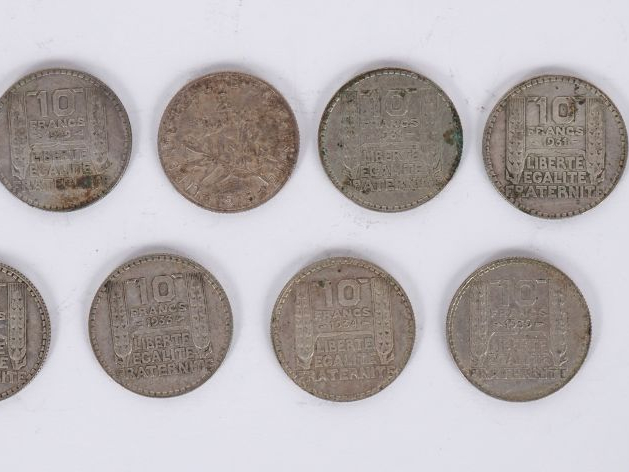 Ensemble comprenant :  - dix pièces de 10 Francs en argent, 1929, 1930