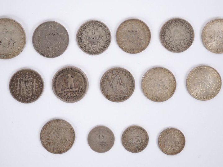 Ensemble comprenant :  - une pièce de 2 Francs en argent, 1910. - sept