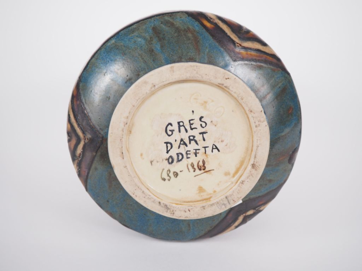ODETTA à Quimper.  Vase Art Déco en grès polychrome, à décor de motifs