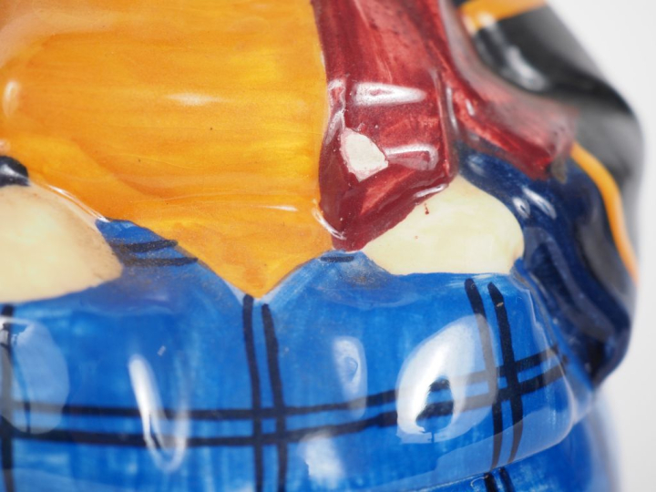 HENRIOT à Quimper.  Pot en faience polychrome, en forme de bigoudène. 