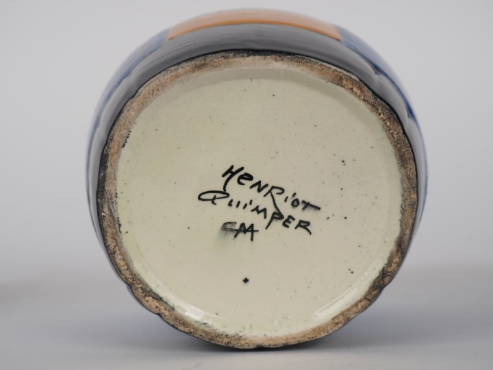 HENRIOT à Quimper.  Pot en faience polychrome, en forme de bigoudène. 