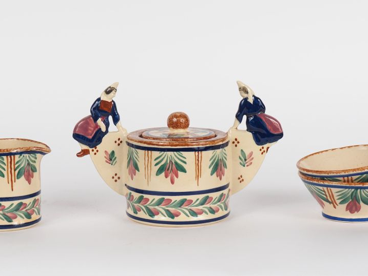 LA HUBAUDIERE à Quimper.  Tête à tête en faience polychrome, les anses