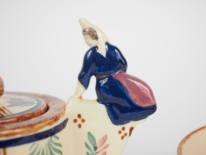 LA HUBAUDIERE à Quimper.  Tête à tête en faience polychrome, les anses