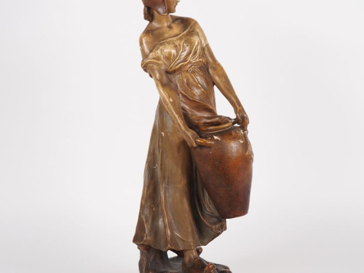 LOUGER pour GOLDSHEIDER. "la porteuse d'eau" Sculpture en stuc polychr