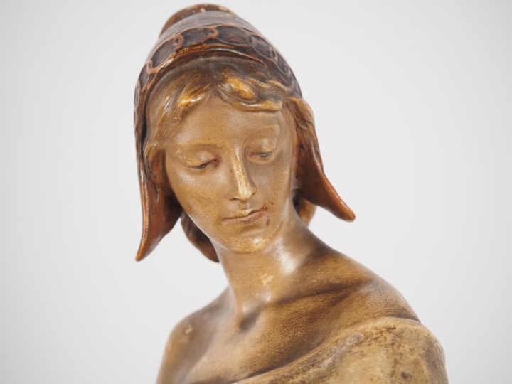 LOUGER pour GOLDSHEIDER. "la porteuse d'eau" Sculpture en stuc polychr