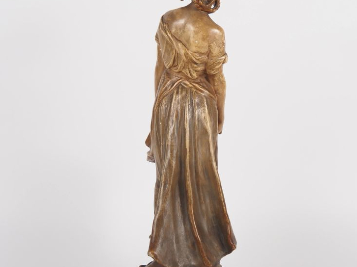 LOUGER pour GOLDSHEIDER. "la porteuse d'eau" Sculpture en stuc polychr