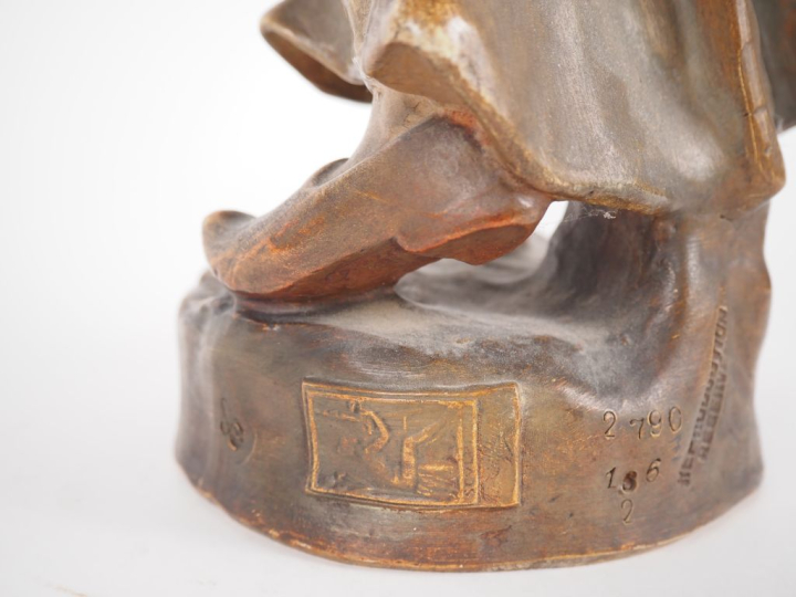 LOUGER pour GOLDSHEIDER. "la porteuse d'eau" Sculpture en stuc polychr
