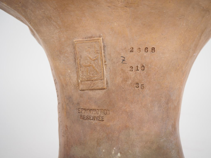 Simon MONTENAVE pour GOLDSCHEIDER "Jeune fille en buste" Sculpture en 