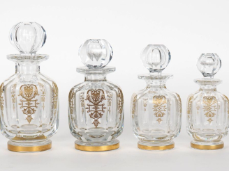 Vente aux enchères BACCARAT.  Garniture de toilette en cristal et émail doré, comprenant 