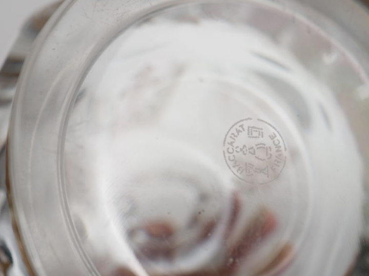 BACCARAT.  Garniture de toilette en cristal et émail doré, comprenant 