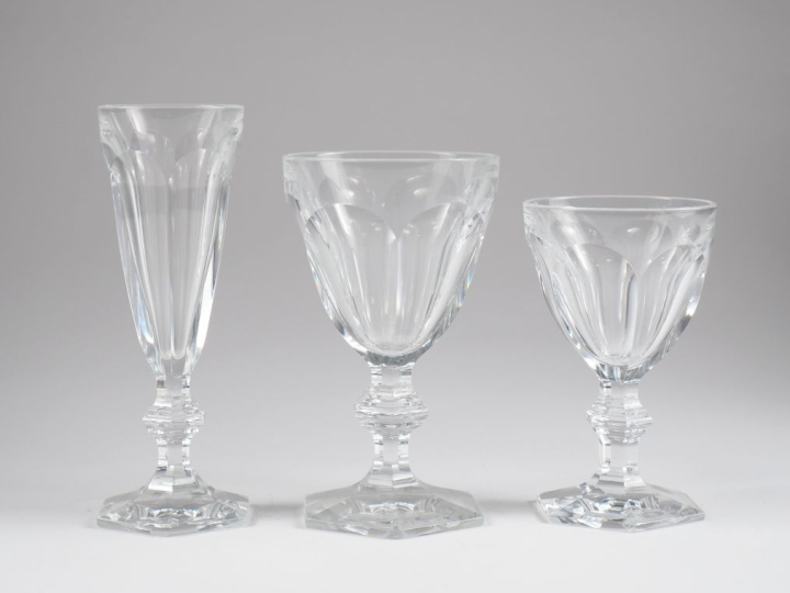 BACCARAT.  Service "Harcourt" en cristal comprenant :  12 verres à eau