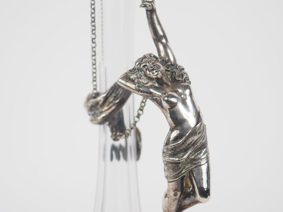 Flacon de style Art Nouveau en métal argenté et cristal, anse en forme