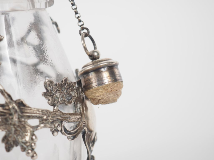 Flacon de style Art Nouveau en métal argenté et cristal, anse en forme