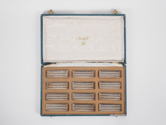 Vente aux enchères CHRISTOFLE.  12 porte couteaux de style Art Déco en métal argenté, dan