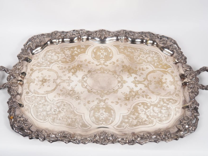 Grand plateau Napoléon III en métal argenté et gravé doré à décor de p