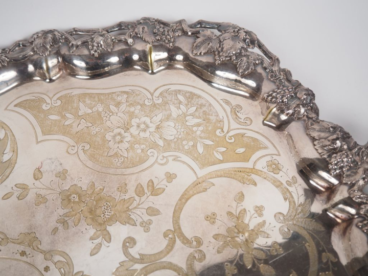 Grand plateau Napoléon III en métal argenté et gravé doré à décor de p