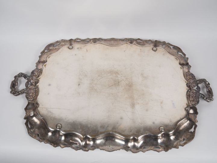 Grand plateau Napoléon III en métal argenté et gravé doré à décor de p