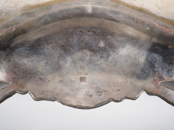 Grand plateau Napoléon III en métal argenté et gravé doré à décor de p