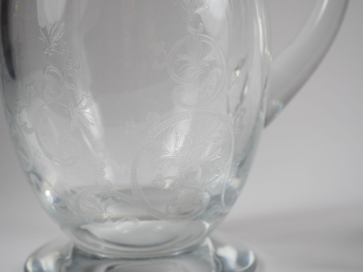 BACCARAT.  Service de verres en cristal gravé à décor de feuillage :  