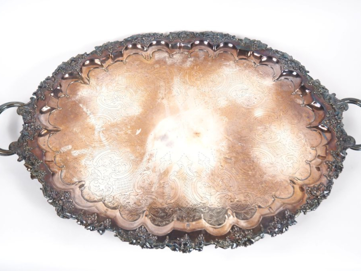 Grand plateau ovale sur pieds en métal argenté, à décor de pampres et 