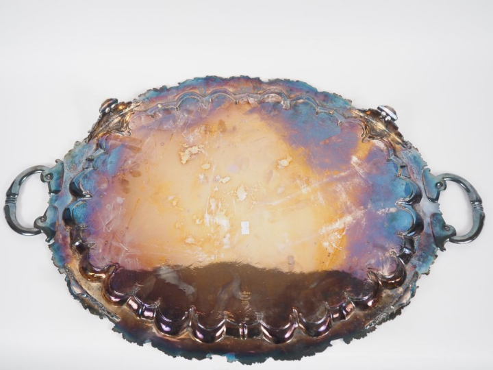 Grand plateau ovale sur pieds en métal argenté, à décor de pampres et 