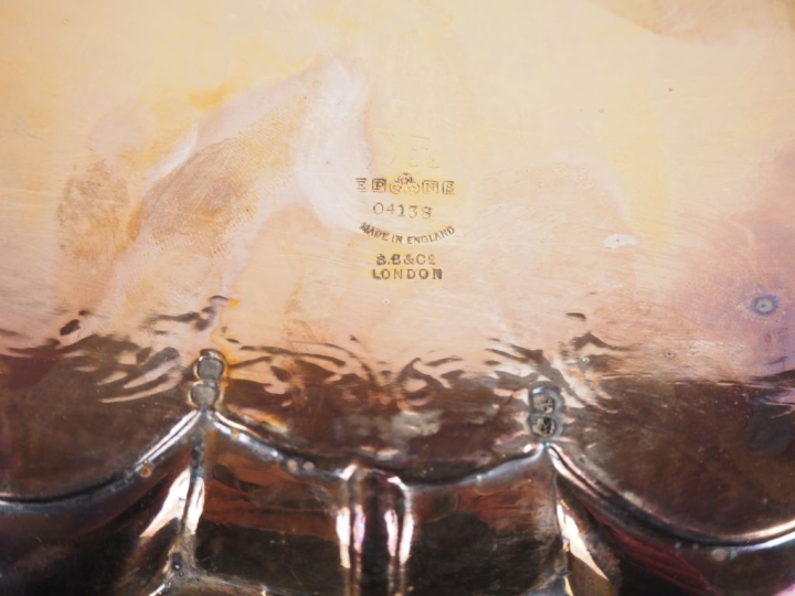 Grand plateau ovale sur pieds en métal argenté, à décor de pampres et 