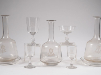 Vente aux enchères Partie de service de verres en cristal à décor de monogramme comprenan