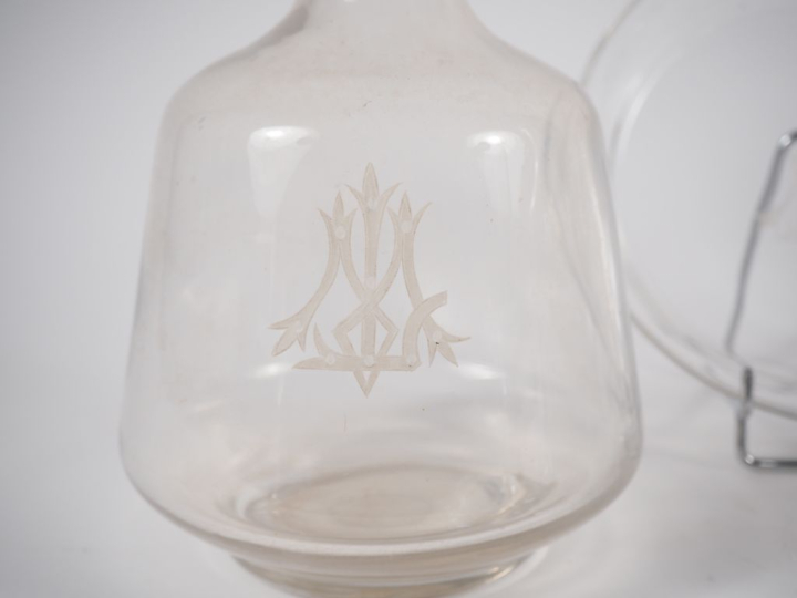 Partie de service de verres en cristal à décor de monogramme comprenan