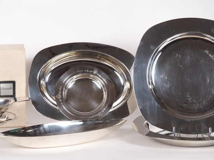 CHRISTOFLE. Saucière, 2 jattes rondes , un plat creux ovale, un grand 