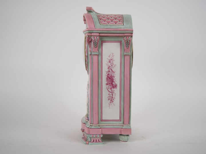 GIEN.  Pendule de cheminée en faience polychrome à décor en léger reli