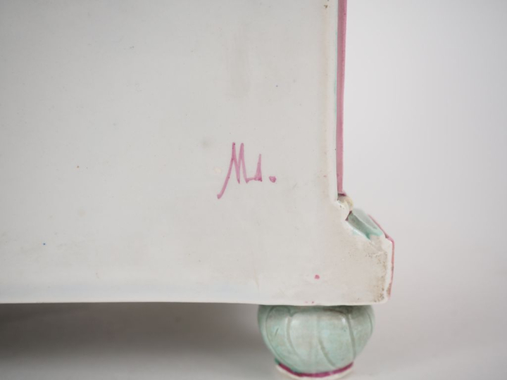 GIEN.  Pendule de cheminée en faience polychrome à décor en léger reli