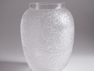 Vente aux enchères LALIQUE France.  Vase en verre ou cristal à décor de biches, possibili