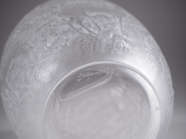 LALIQUE France.  Vase en verre ou cristal à décor de biches, possibili