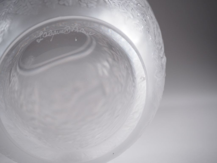 LALIQUE France.  Vase en verre ou cristal à décor de biches, possibili