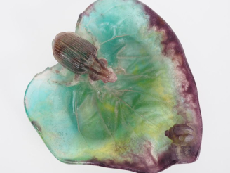 Vente aux enchères NANCY France.  Vide poche en pâte de verre, mauve et verte à décor de 