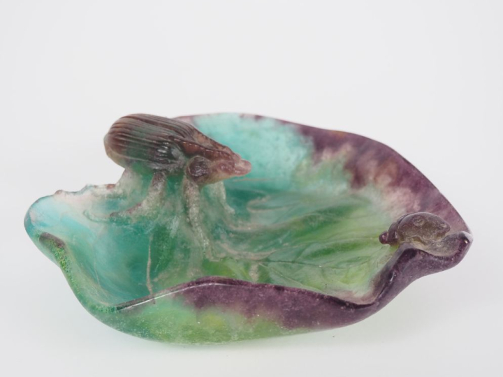 NANCY France.  Vide poche en pâte de verre, mauve et verte à décor de 