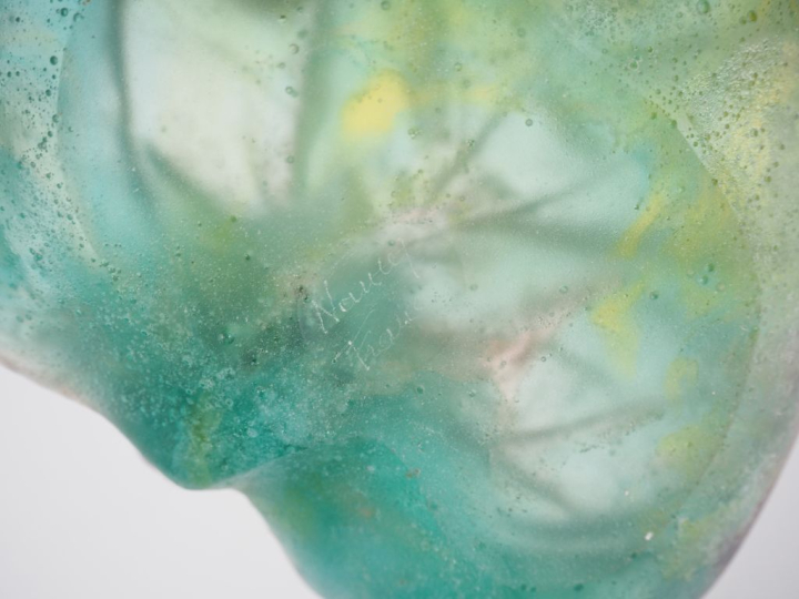 NANCY France.  Vide poche en pâte de verre, mauve et verte à décor de 