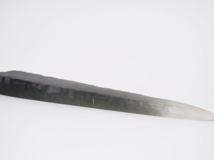 NANCY France.  Presse papier en pâte de verre brune en forme de hache 