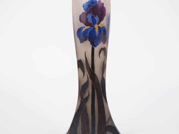 NANCEA.  Vase Art Nouveau en verre émaillé, à décor polychrome d'iris 