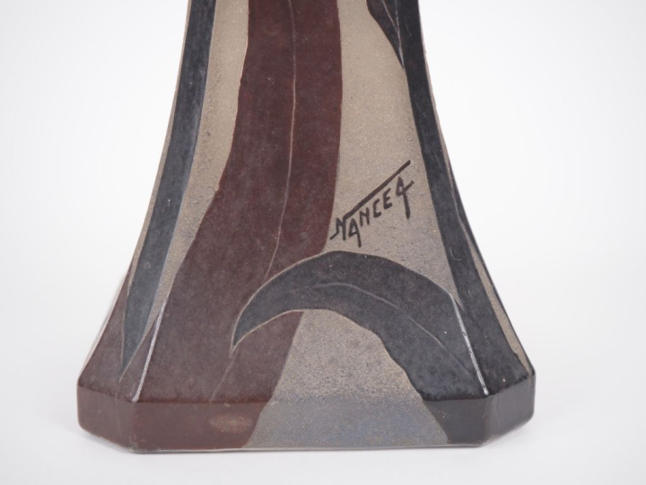 NANCEA.  Vase Art Nouveau en verre émaillé, à décor polychrome d'iris 