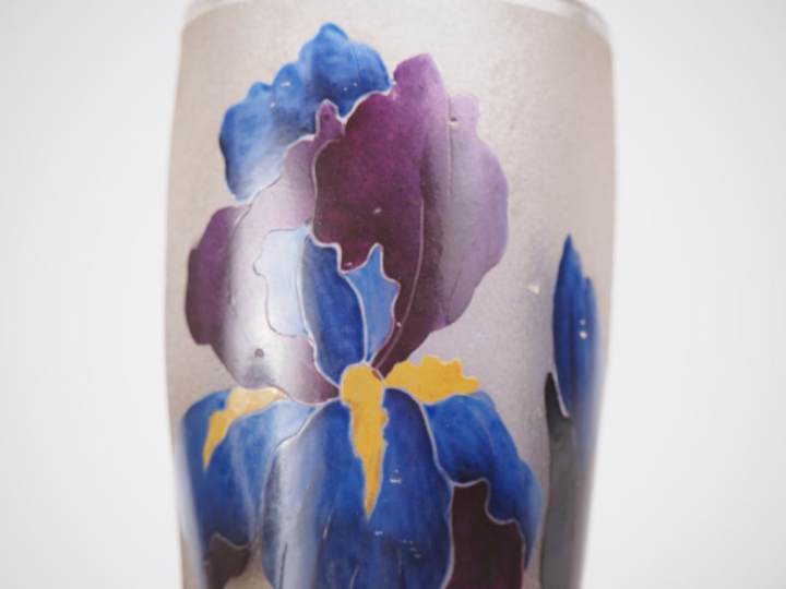 NANCEA.  Vase Art Nouveau en verre émaillé, à décor polychrome d'iris 