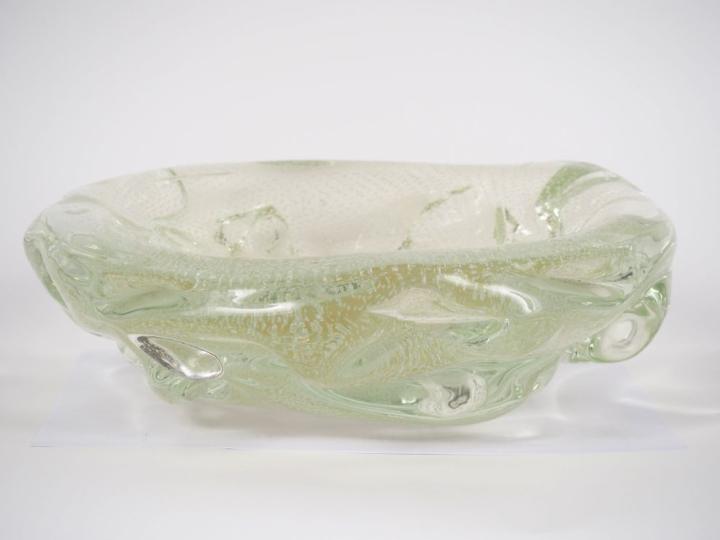 MURANO.  Grande coupe polylobée en verre translucide et bullé. Diam. 3