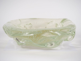 Vente aux enchères MURANO.  Grande coupe polylobée en verre translucide et bullé. Diam. 3