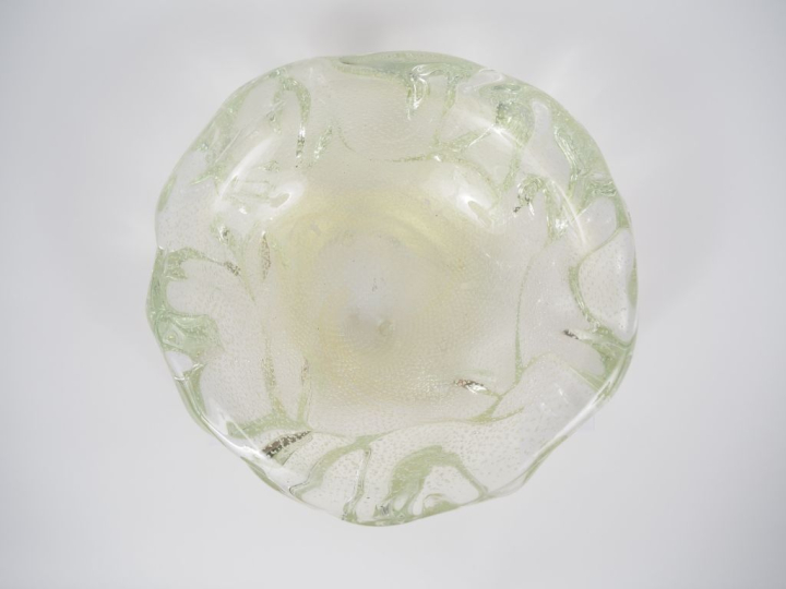 MURANO.  Grande coupe polylobée en verre translucide et bullé. Diam. 3